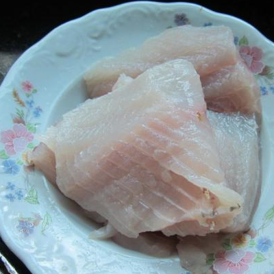 炖鱼不要再用料酒和啤酒了少加点它鱼肉不腥还鲜嫩很是美味(图7)