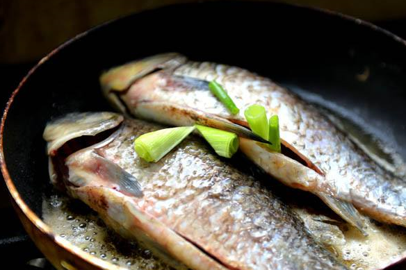 炖鱼不要再用料酒和啤酒了少加点它鱼肉不腥还鲜嫩很是美味(图2)