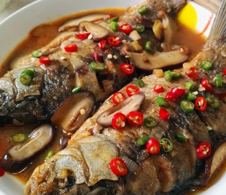 炖鱼不要再用料酒和啤酒了少加点它鱼肉不腥还鲜嫩很是美味(图3)