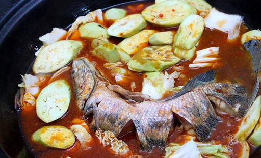炖鱼不要再用料酒和啤酒了少加点它鱼肉不腥还鲜嫩很是美味(图4)
