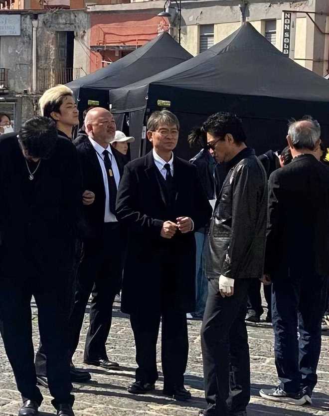 刘德华断崖式衰老满头白发啤酒肚明显网友泪目：该退休了！(图1)