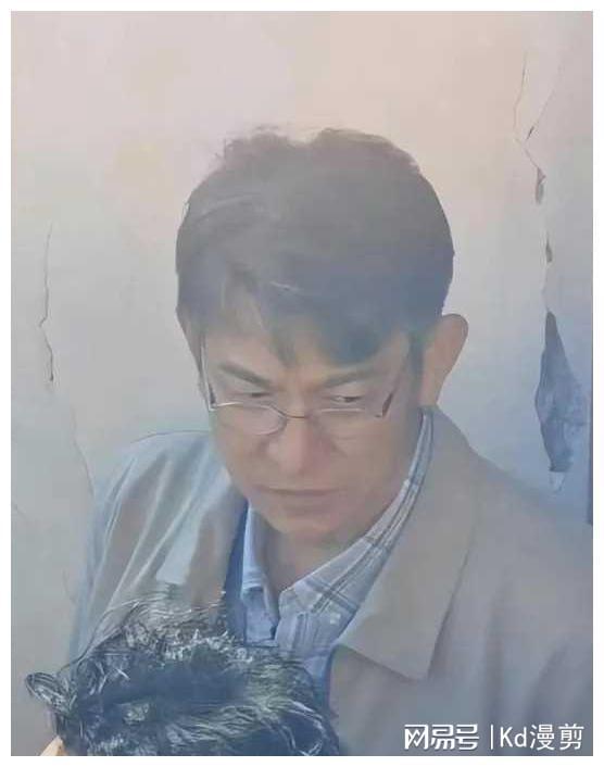 刘德华颠覆形象满头白发啤酒肚现身！网友泪目：时光不饶人！(图4)