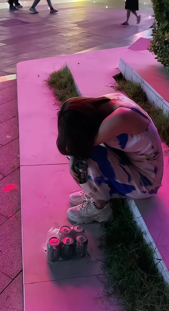 一女子找不到工作心情不愉快独自坐在马路边喝啤酒(图3)
