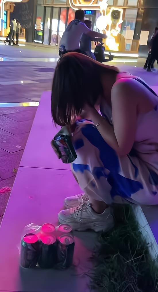 一女子找不到工作心情不愉快独自坐在马路边喝啤酒(图2)