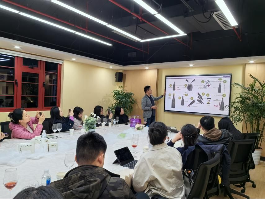 去228街坊上艺术夜校沉浸式体验葡萄酒品鉴(图1)