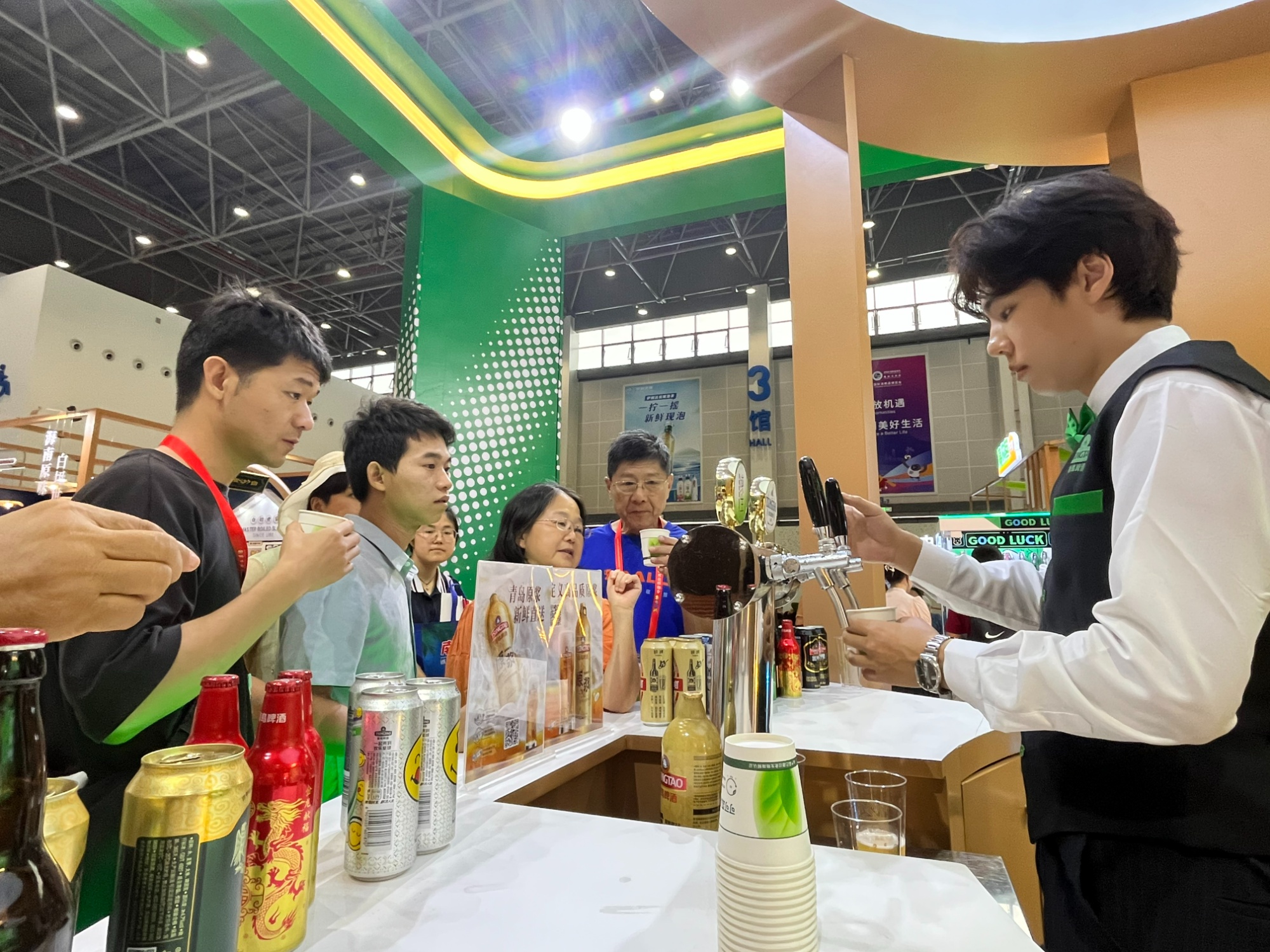 逛消博丨青岛啤酒携系列产品亮相第四届消博会(图2)