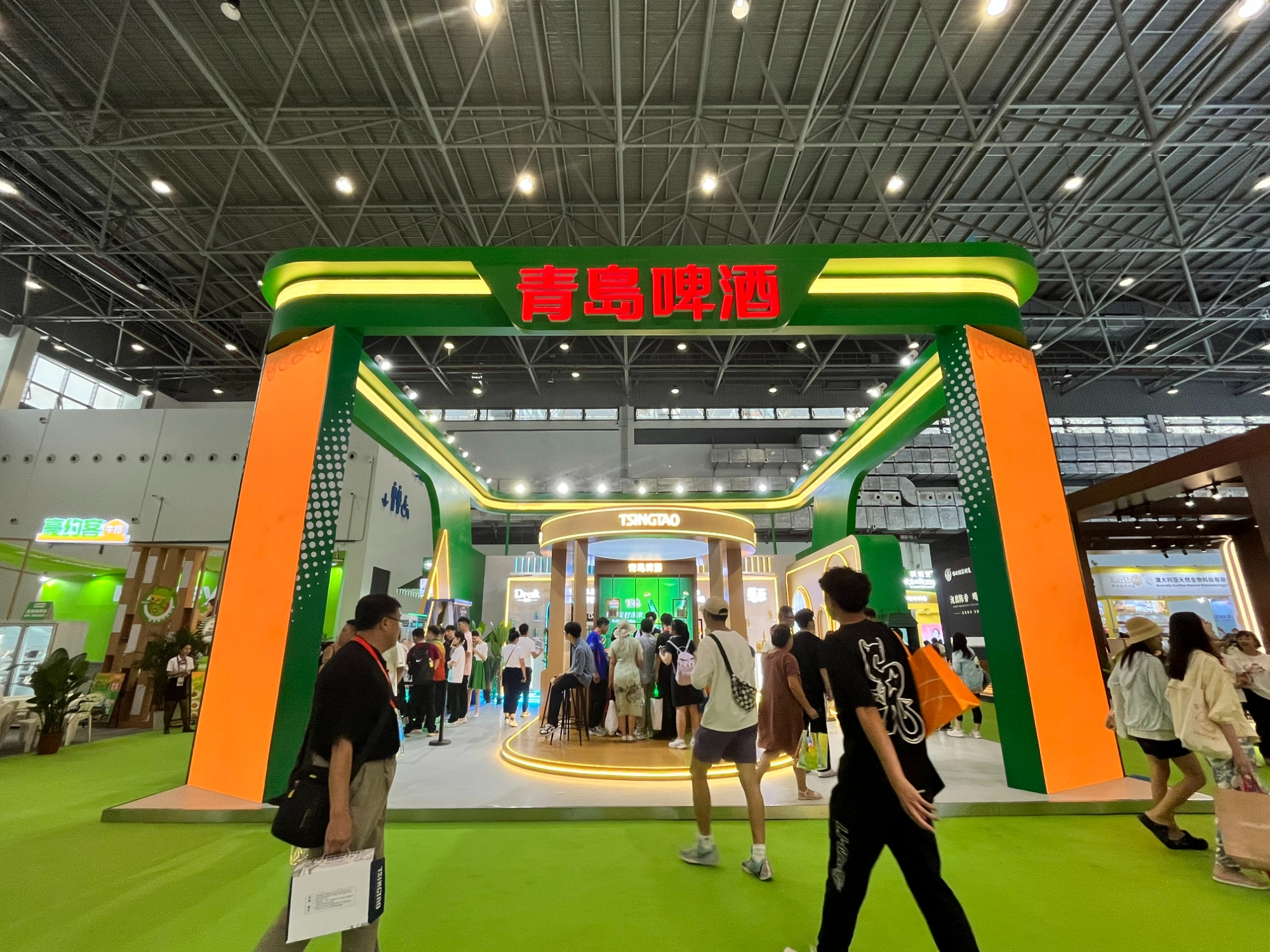 逛消博丨青岛啤酒携系列产品亮相第四届消博会(图1)
