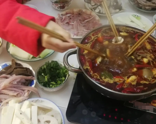 阿姨吃火锅喝白酒2小时吐出2斤血紧急送医(图1)