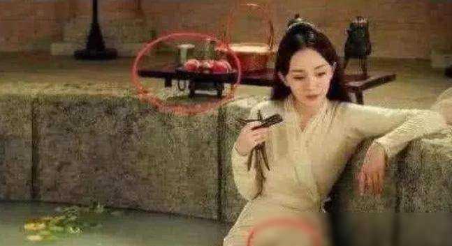 最无语的穿帮镜头：杨幂喝啤酒我忍了女演员上衣开线咱能走点心(图2)
