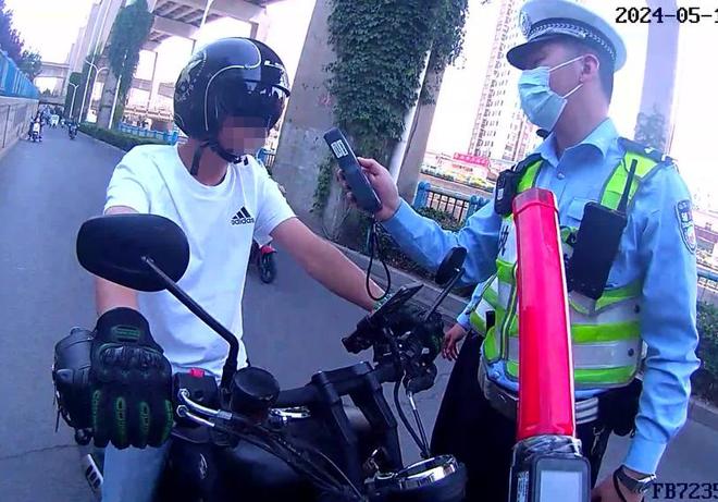 中午喝了瓶啤酒骑摩托车上路被查了再一查发现他都酒驾四次了(图1)