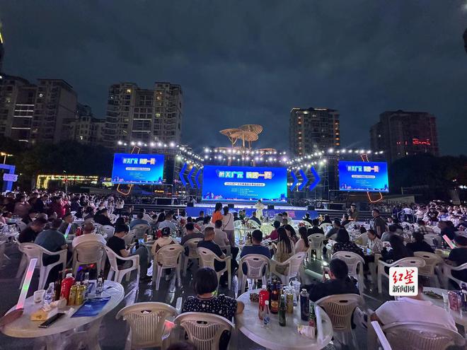 时代光影百部川扬｜点亮夏日“夜经济”利州“2024啤酒音乐季”激情开幕(图1)