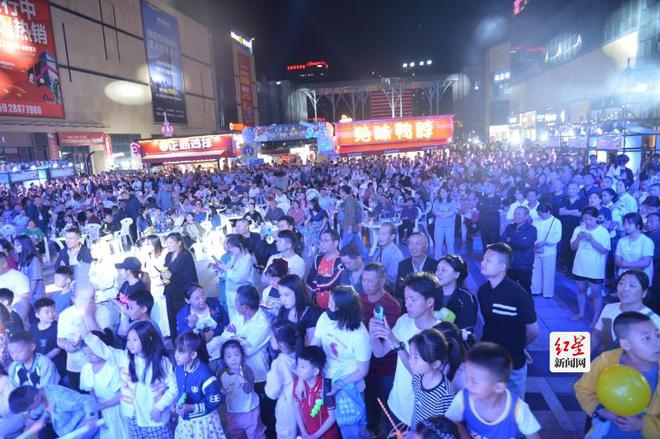 时代光影百部川扬｜点亮夏日“夜经济”利州“2024啤酒音乐季”激情开幕(图2)