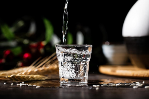 湖南金证：白酒股风云再起行业调整与市场新动向(图1)