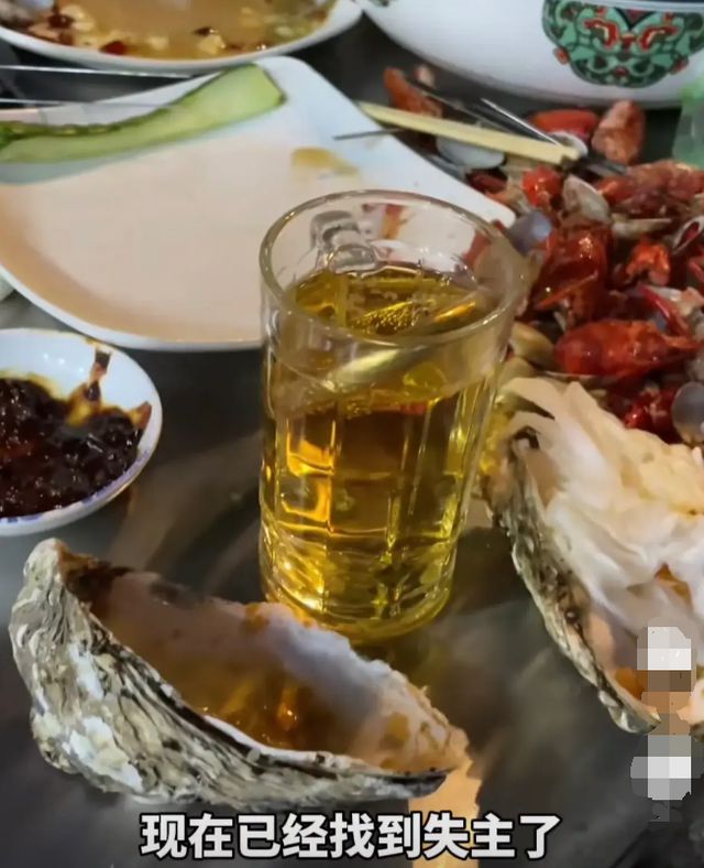 老板在啤酒杯里发现女子留下金镯子金子配酒真的会越喝越有？(图2)