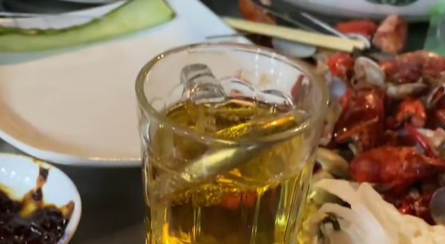 老板在啤酒杯里发现女子留下金镯子金子配酒真的会越喝越有？(图3)
