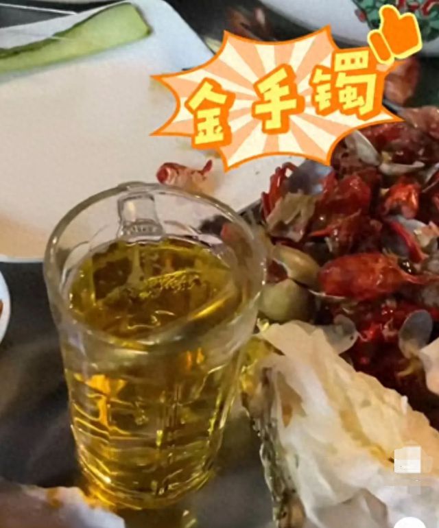 老板在啤酒杯里发现女子留下金镯子金子配酒真的会越喝越有？(图1)