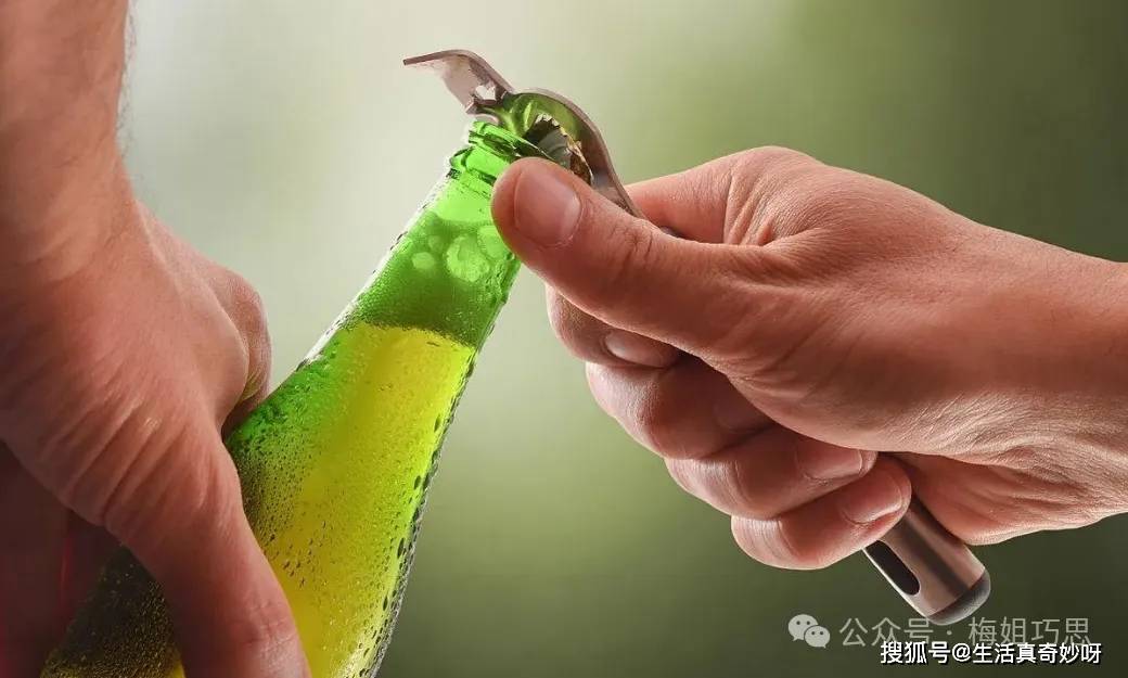 开啤酒不要用牙咬了瓶盖上有个机关不用开瓶器轻轻一拧就开了！(图1)
