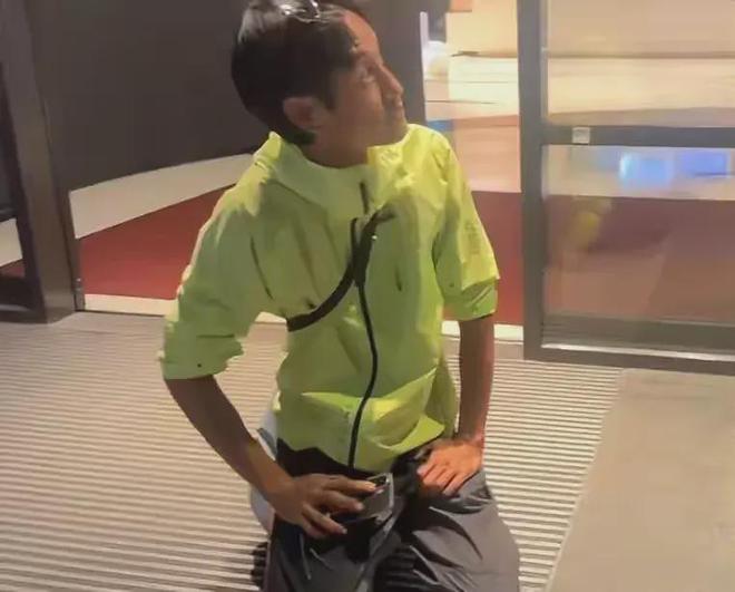 46岁唐治平手拿啤酒罐街头疯狂甩头疑似跪求工作无果彻底崩溃(图7)