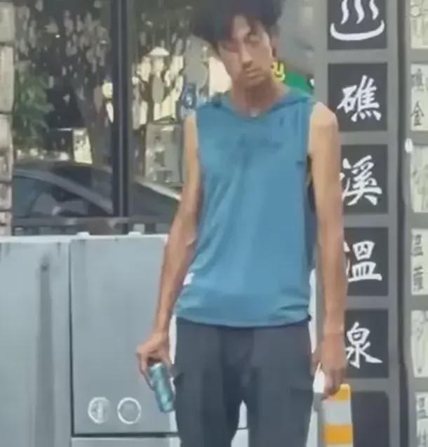 46岁唐治平手拿啤酒罐街头疯狂甩头疑似跪求工作无果彻底崩溃(图9)