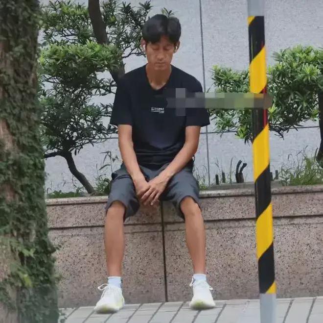 46岁唐治平手拿啤酒罐街头疯狂甩头疑似跪求工作无果彻底崩溃(图10)