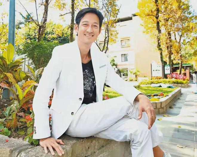 46岁唐治平手拿啤酒罐街头疯狂甩头疑似跪求工作无果彻底崩溃(图11)