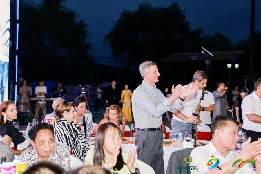 文化赋能助力乡村振兴歌手雷升利用歌声传播红酒文化(图2)