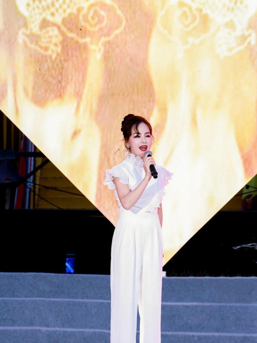 文化赋能助力乡村振兴歌手雷升利用歌声传播红酒文化(图3)