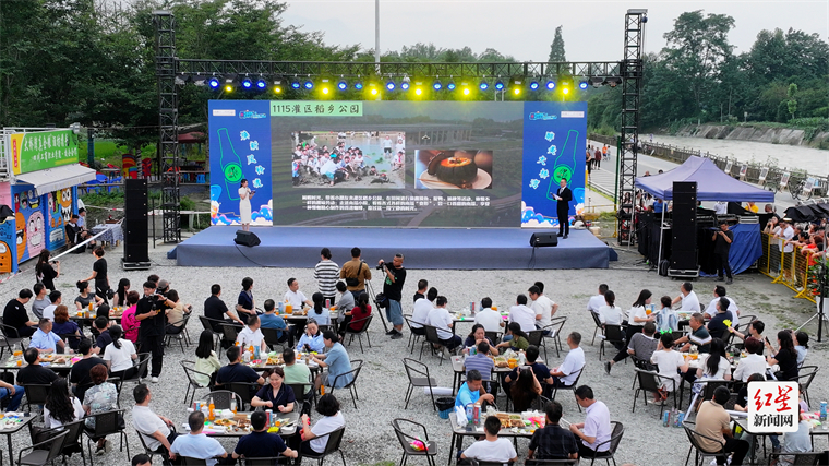 欢歌畅饮消夏月丨都江堰聚源镇“焕新风铃渡·醉美大桥湾”啤酒音乐节正式启动丨一起来“嗨啤”！(图1)