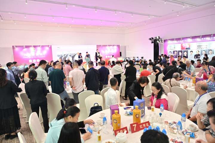 “世界因梦想而伟大”巴黎2024金牌荣耀迎宾酒中国行正式启动(图3)