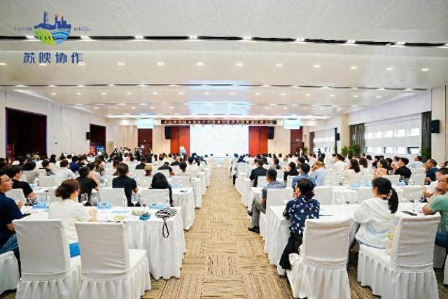 丹凤葡萄酒品鉴推介洽谈暨清凉丹凤避暑康养推介会在南京举行(图1)