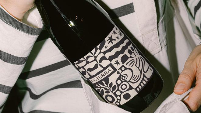 黑白色调的抽象红酒标签设计(图2)