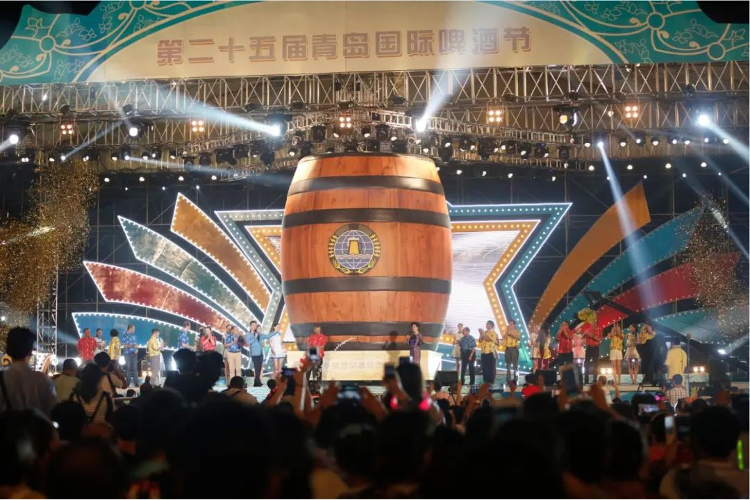 回顾往届青岛国际啤酒节开幕式第一桶啤酒的精彩时刻(图1)