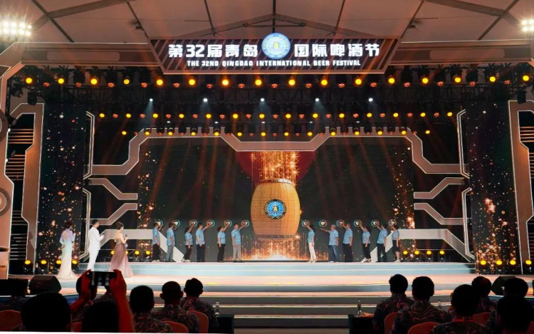 回顾往届青岛国际啤酒节开幕式第一桶啤酒的精彩时刻(图3)