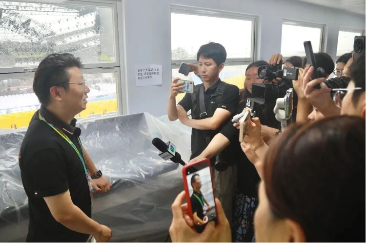 回顾往届青岛国际啤酒节开幕式第一桶啤酒的精彩时刻(图5)