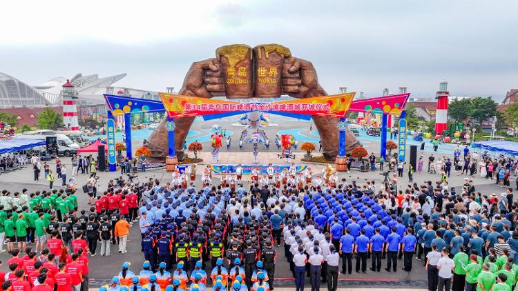 第34届青岛国际啤酒节金沙滩啤酒城开城(图1)