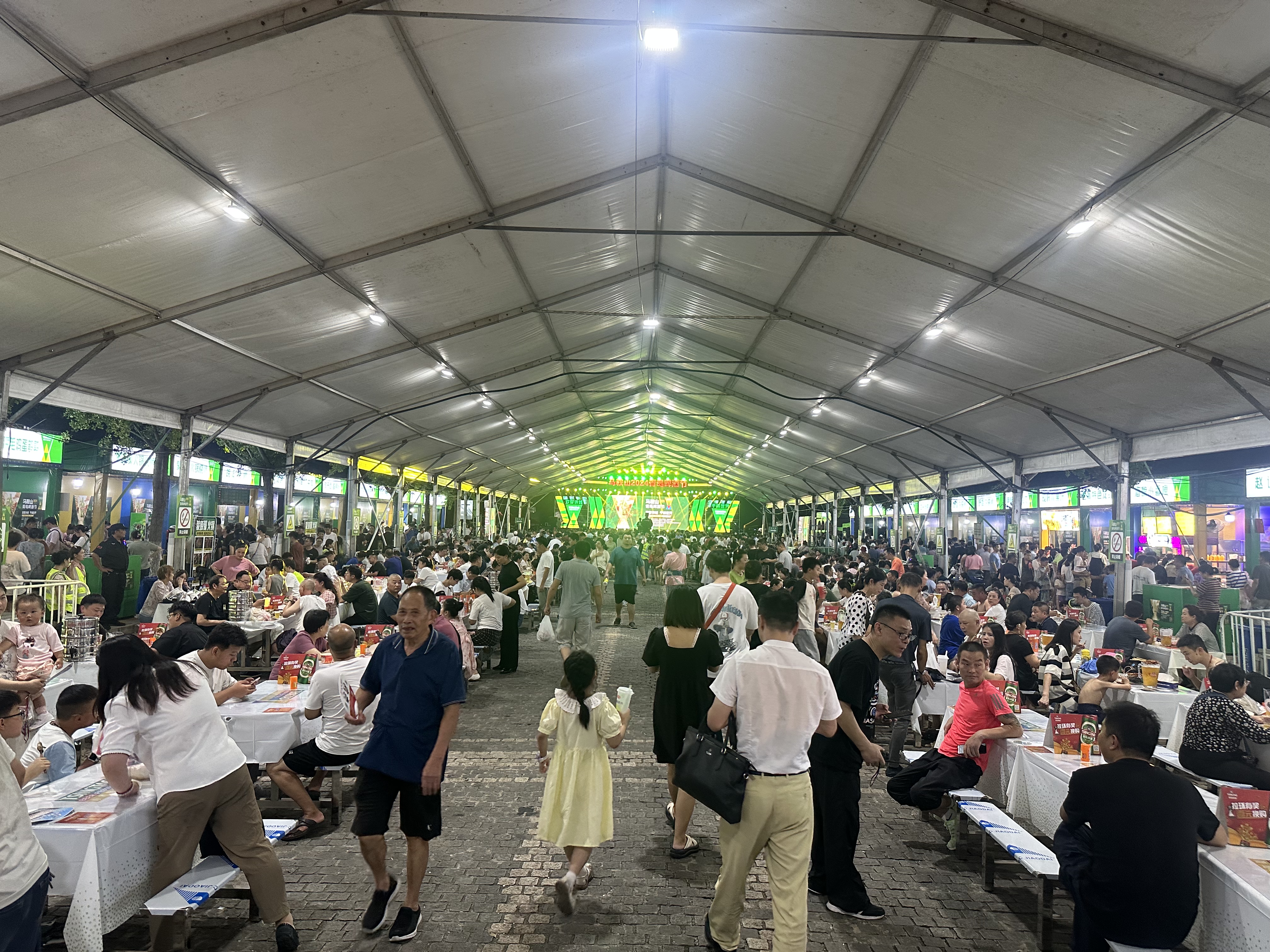 马鞍山2024青岛啤酒节盛大开幕点亮城市“夜经济”(图2)