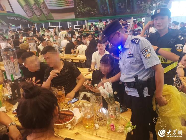 在青岛啤酒节绘就夏日最美“警”色(图2)