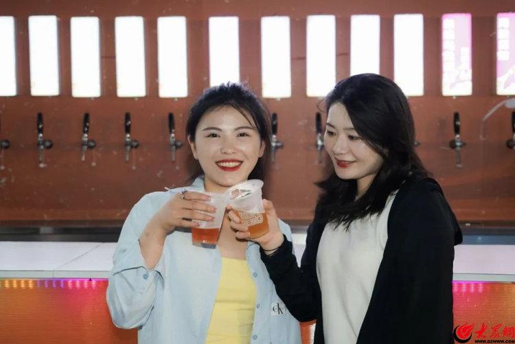 “墙”势告白！青岛金沙滩啤酒城“超级PENG”啤酒畅饮酒墙带来狂欢盛宴(图5)