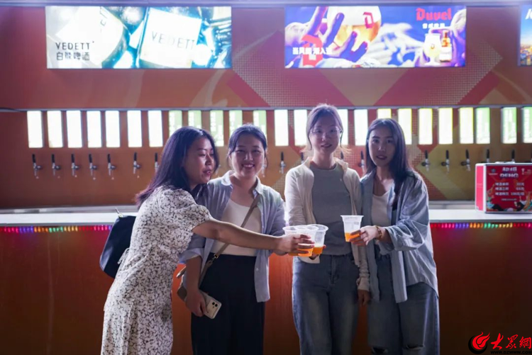 “墙”势告白！青岛金沙滩啤酒城“超级PENG”啤酒畅饮酒墙带来狂欢盛宴(图6)