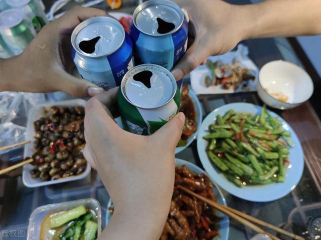 今天才知道“罐装”和“瓶装”的啤酒区别这么大看完长见识了(图1)