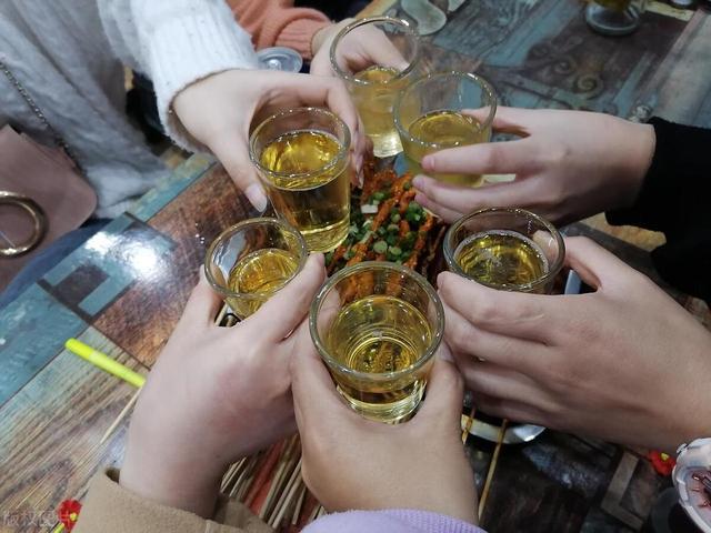今天才知道“罐装”和“瓶装”的啤酒区别这么大看完长见识了(图2)