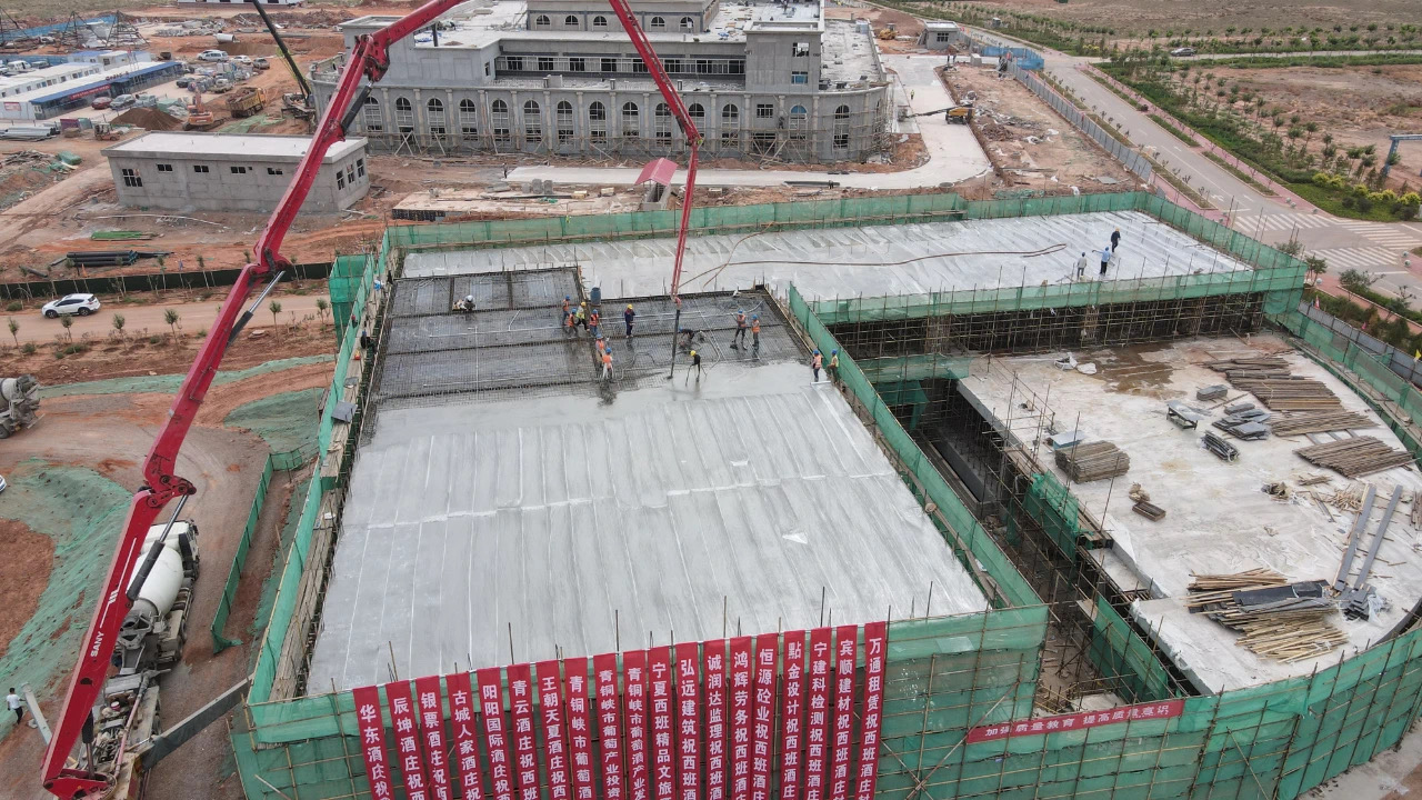 西班酒庄封顶！鸽子山葡萄酒小镇将成为宁夏葡萄酒旅游新地标(图1)