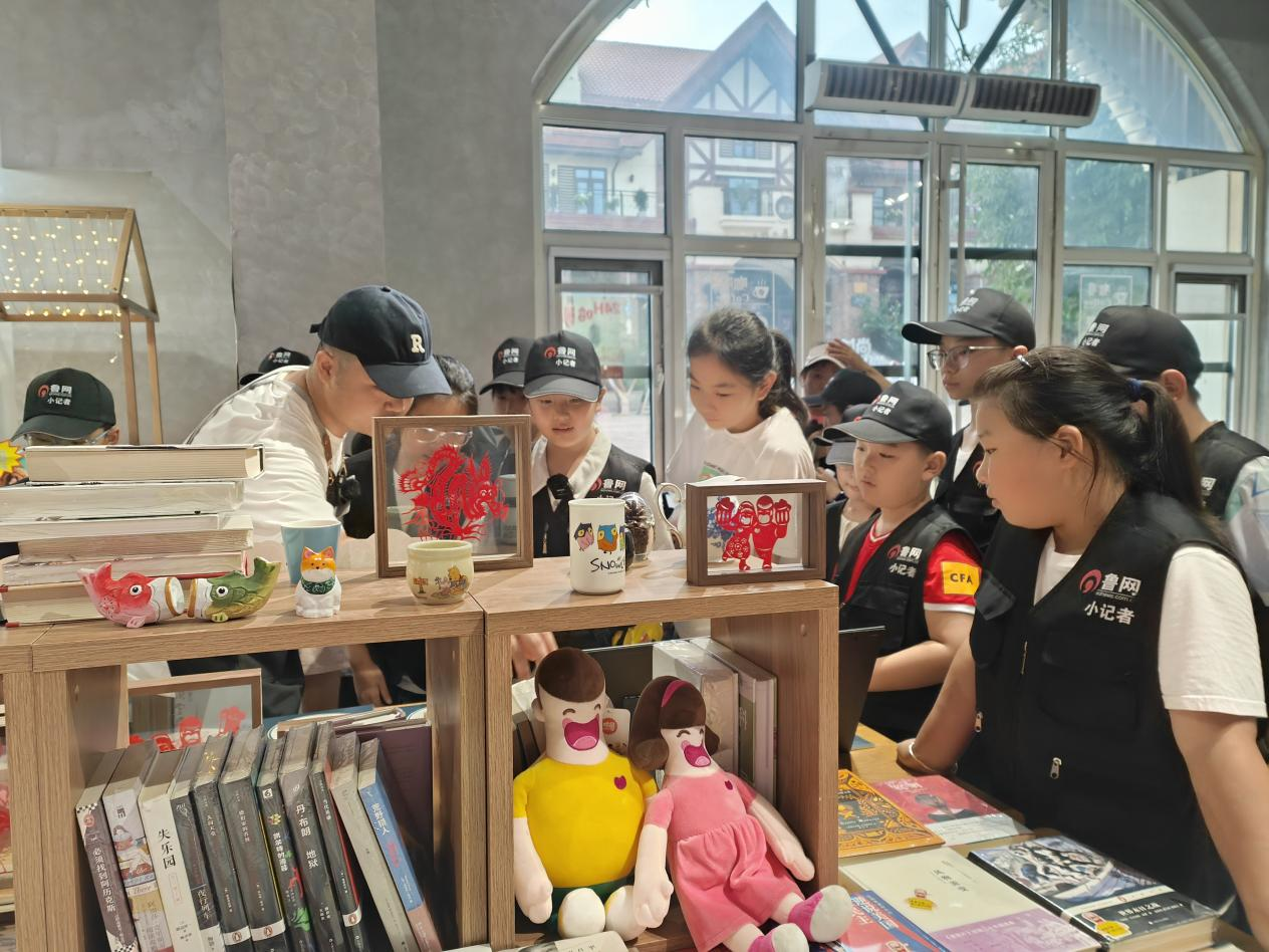 鲁网青岛小记者团：家乡啤酒文化实践研学沉浸式打卡“哈舅书房”(图1)