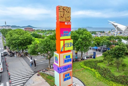 眼前一亮！快来打卡青岛西海岸新区金沙滩啤酒城入口艺术引流装置(图4)