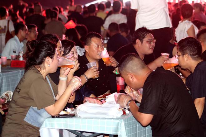 河北献县：啤酒文化节点亮群众夜生活(图3)