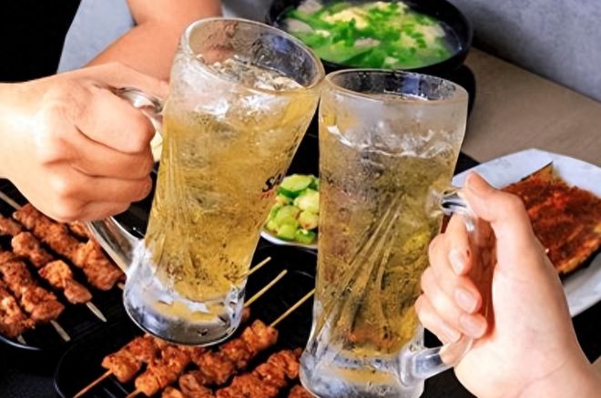 啤酒销量一跌再跌为何如今人们不爱喝了？背后原因残酷却很现实(图1)
