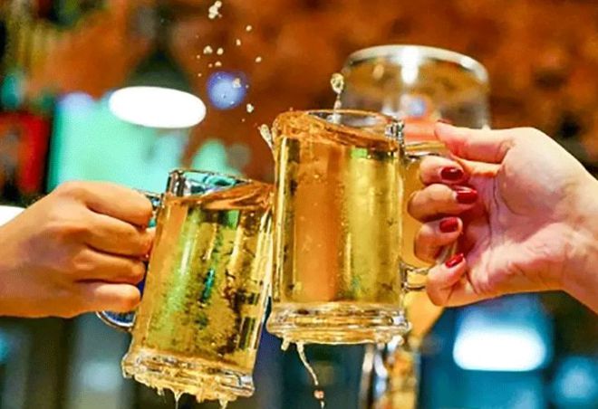啤酒销量一跌再跌为何如今人们不爱喝了？背后原因残酷却很现实(图9)