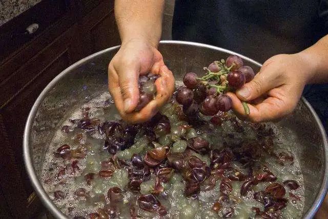 自酿葡萄酒天然纯正口感倍棒？但我劝你谨慎……(图1)