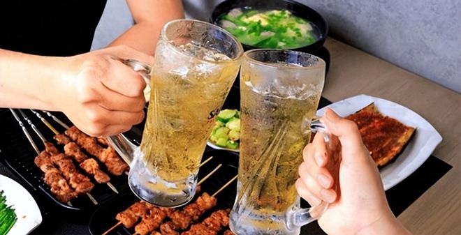 啤酒销量一跌再跌为啥如今人们不爱喝了？背后原因残酷却很现实(图1)