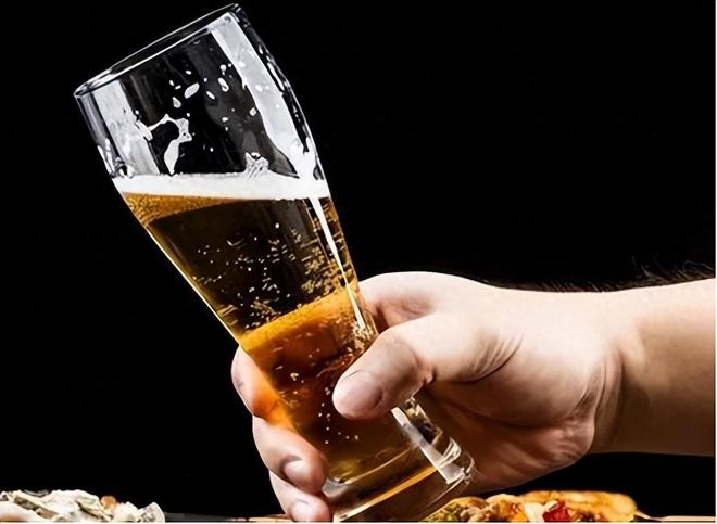 啤酒销量惨遭“滑铁卢”人们为啥不爱喝了？3个原因残酷又现实(图1)